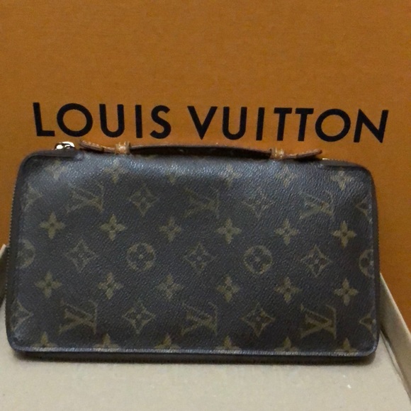 Authentic Louis Vuitton Voyager - Picture 1 of 11